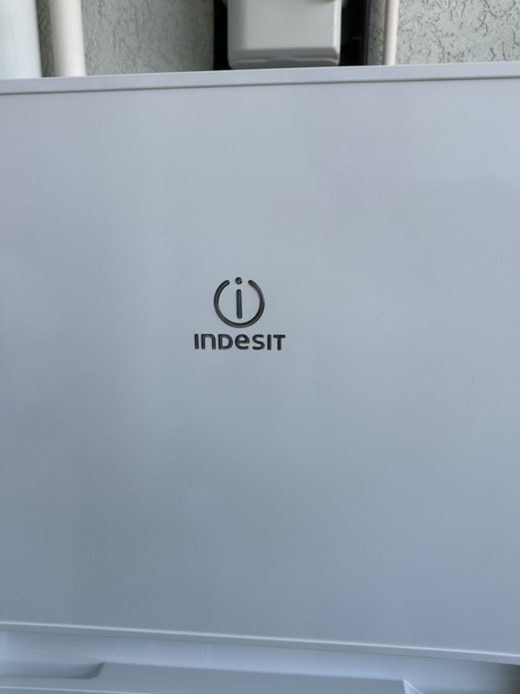 Indesit markalı iki kameralı soyuducu. Üst hissədə dondurucu, alt — Soyuducular, Bakı (3)