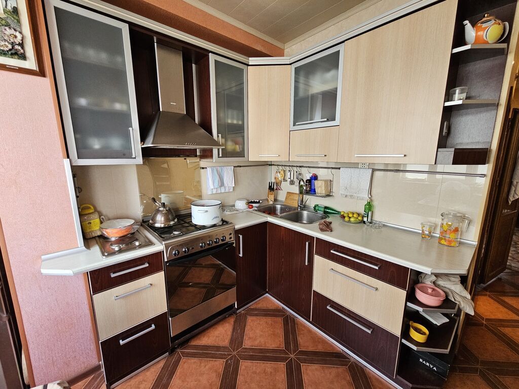Mətbəx mebeli satılır 300₼. ölçü 4m. Üzərində qaz moyka verilir. Ünvan — Mebel, Bakı