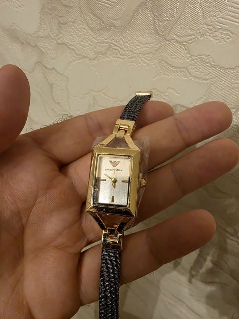 "Emporio Armani" qadın qol saatı. Yenidir. İstifadə edilməyib. Cəmi 5