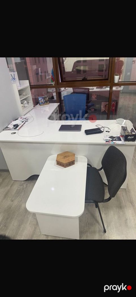 Ağ rəngli ofis mebel dəsti - L formalı əsas iş masası: geniş iş — Xırdalan
