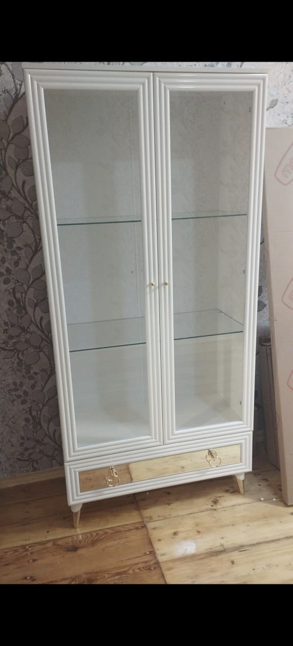 Klassik üslubda ağ mebel dəsti Tərkib: - 2 qapılı şüşə vitrini: iki