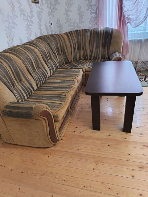 İşlənmiş künc divan və salon masası dəsti (açılmır)