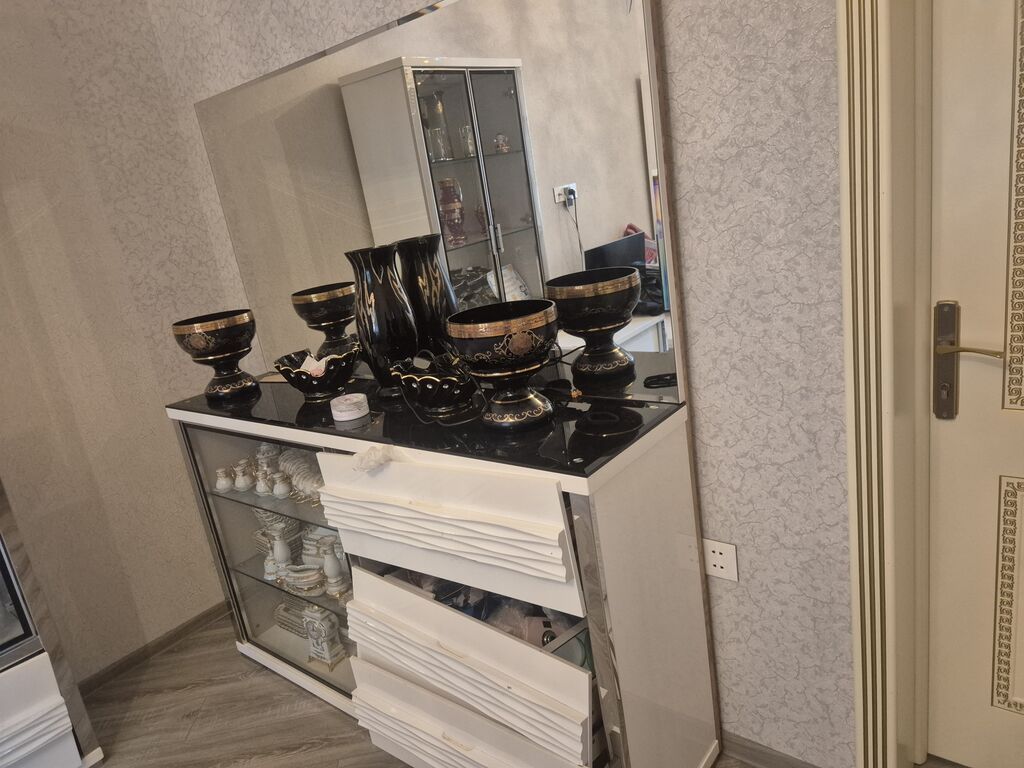 Yemək otağı üçün dəst – vitrin şkaflar və açılan süfrə Tərkib: - 2 — Mebel, Bakı