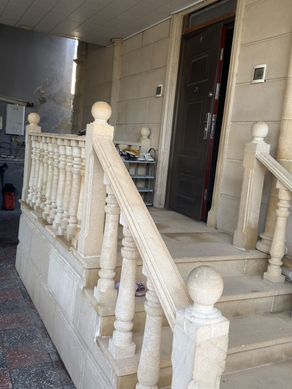 Həyətyanı örtülü eyvan/teras məkanı - Geniş, dam örtüklü həyət — Mebel, Digah (7)