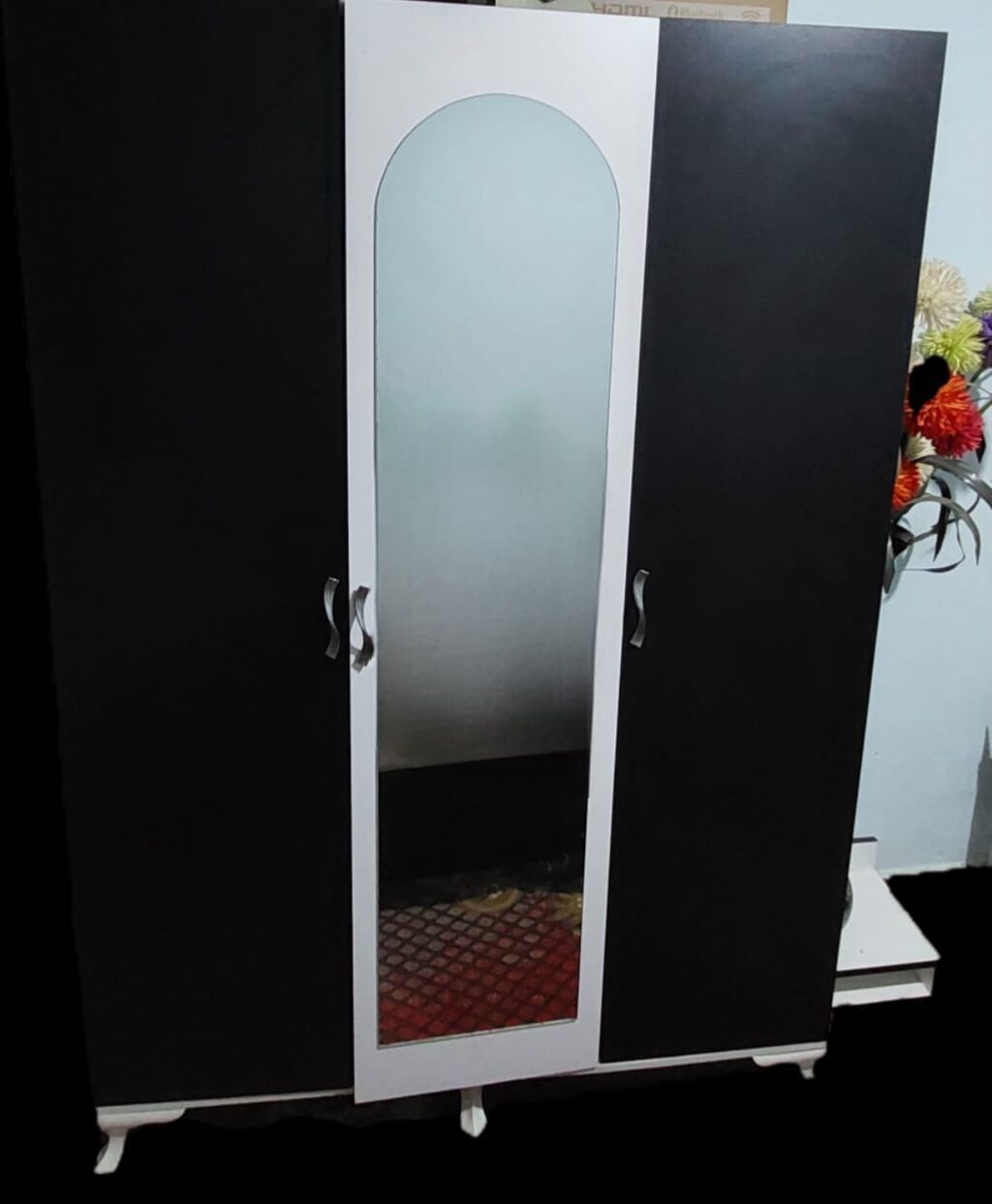 Üçqapılı paltar dolabı - Rəng: qara gövdə, ağ ön panel və ayaqlar - — Mebel, Bakı