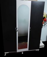 Üçqapılı paltar dolabı - Rəng: qara gövdə, ağ ön panel və ayaqlar - — Goods