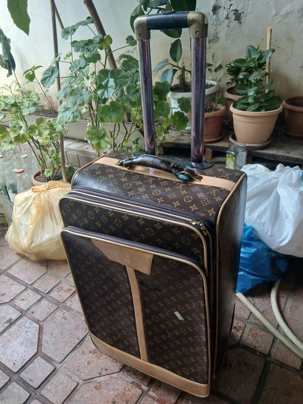 LOUIS VUITTON brendi olan təkərlı, teleskopik tutacaqlı böyük tutumlu — Çamadanlar, Bakı (4)