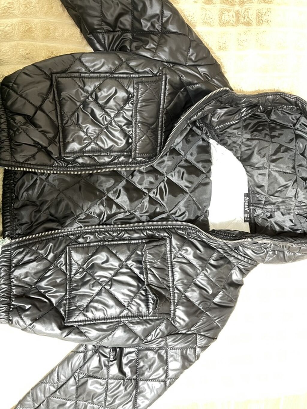 Qadınlar üçün qara rəngli, parlaq fakturalı kapitone qısa kürk/jaket — Kurtkalar, Qobustan