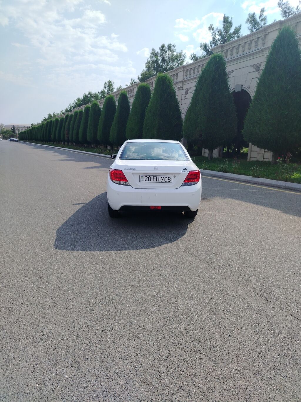 Ağ rəngli sedan avtomobil Xüsusiyyətlər: - Gövdə: 4 qapılı sedan, ağ — Avto, Gəncə (2)