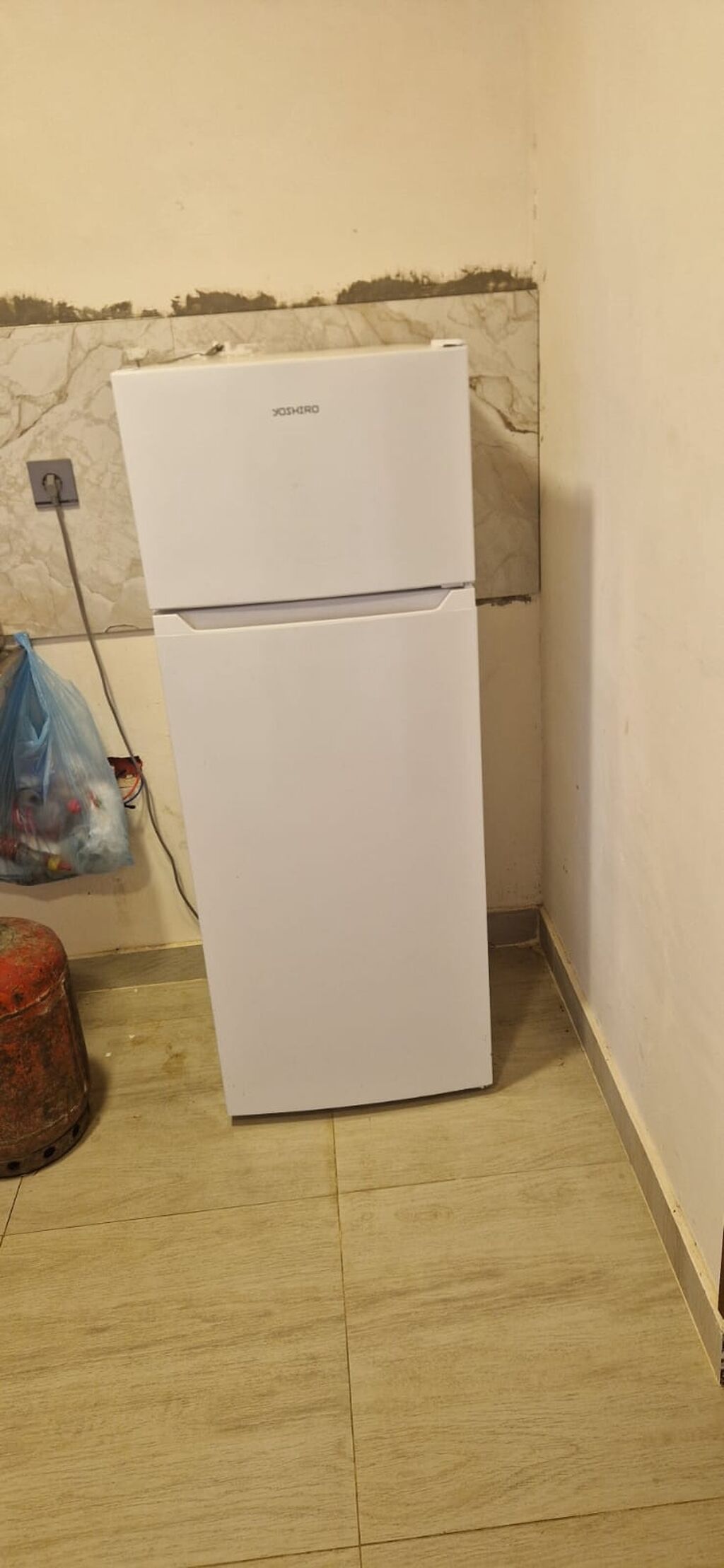 İki qapılı soyuducu – üstdə dondurucu bölmə, altda soyuducu hissə
