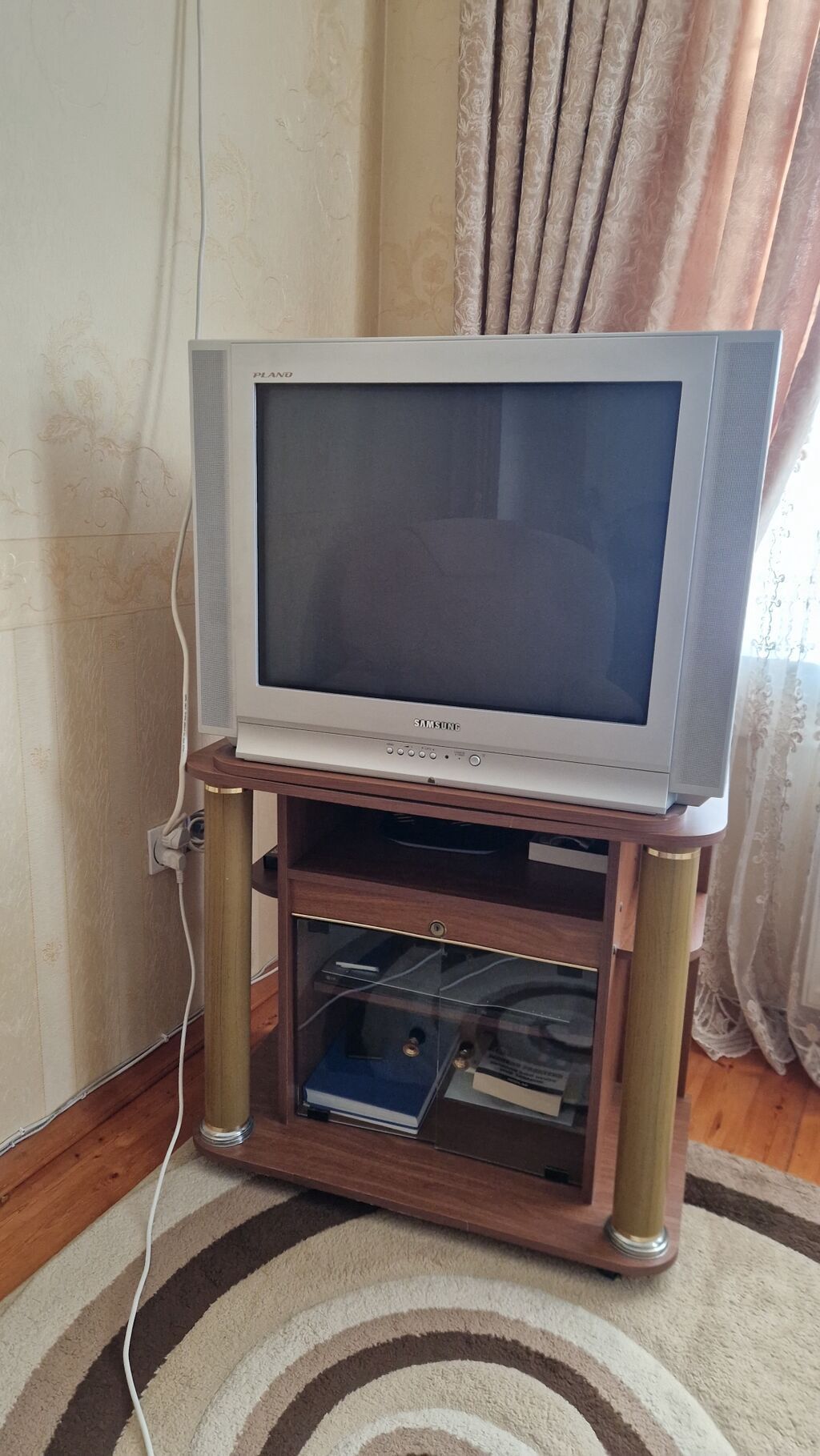 Samsung CRT televizor Plano 29-32 düym + TV stendi
