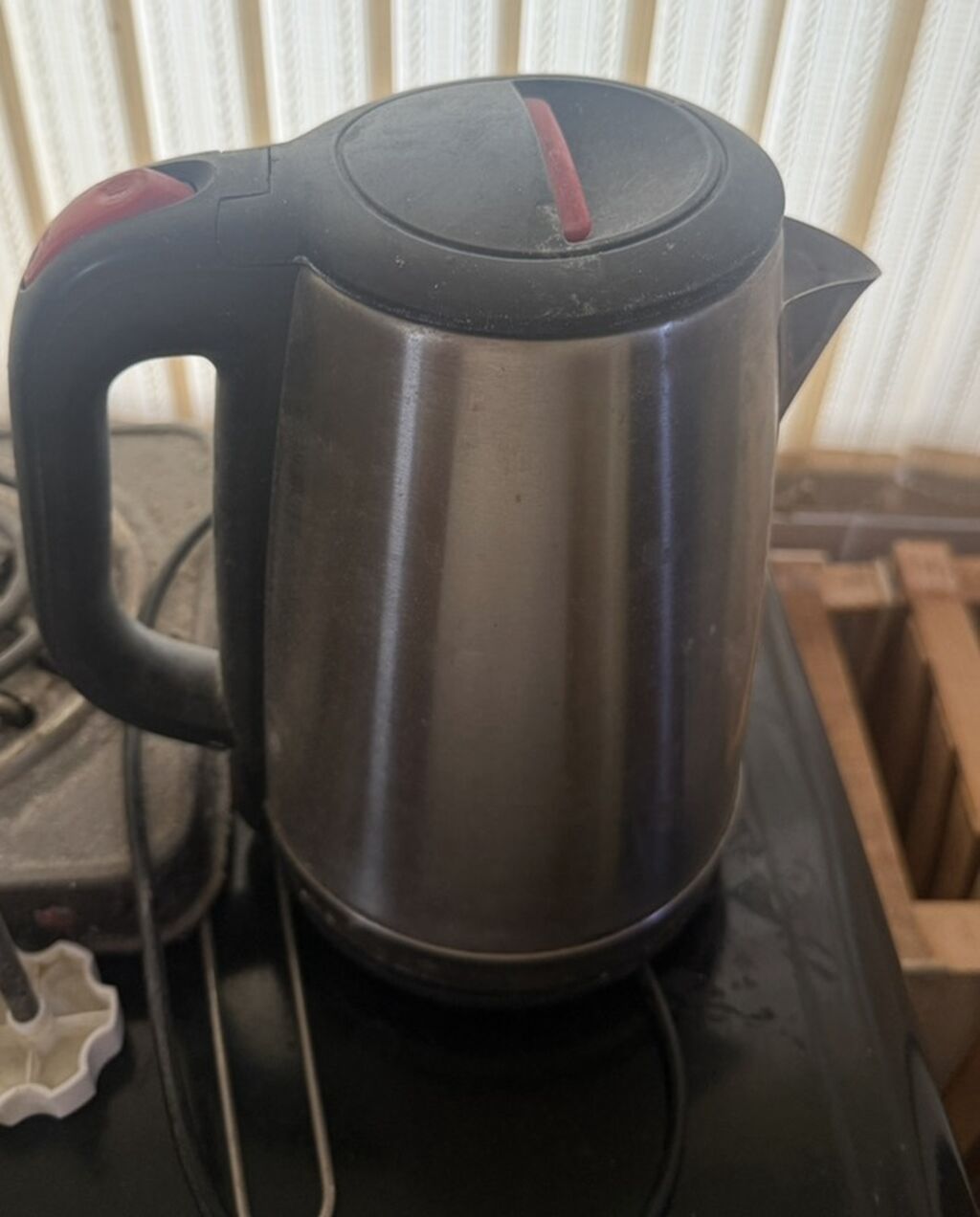 Paslanmayan poladdan elektrik çaydanı. Korpus metal materialdan