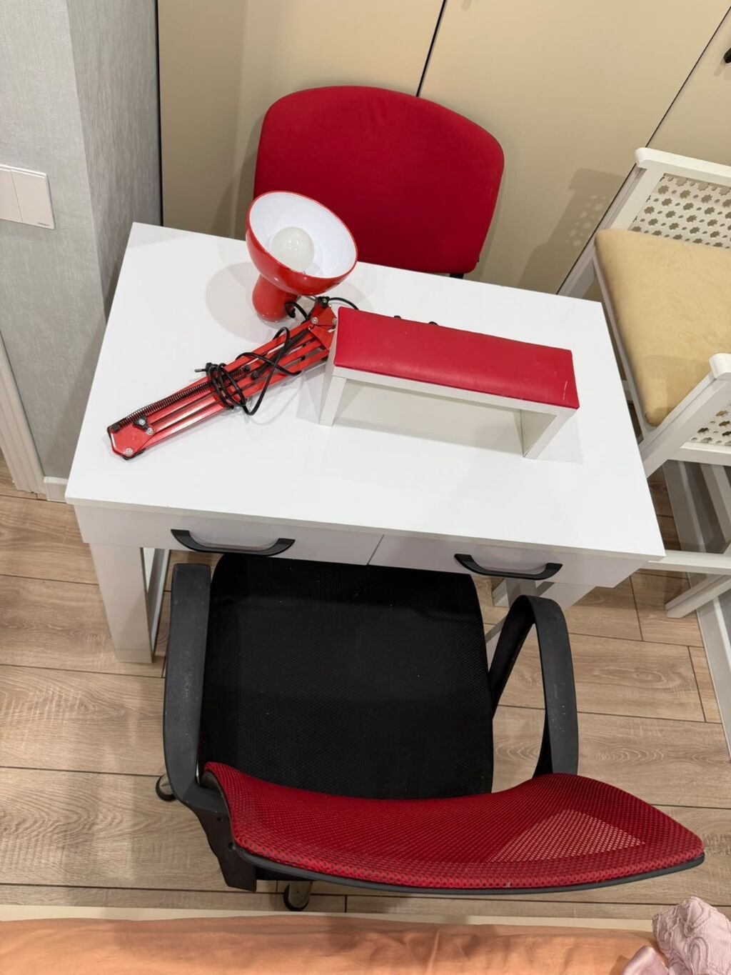 Ofis/iş masası komplekti - Ağ rəngli, kompakt yazı masasə: Üstü hamar