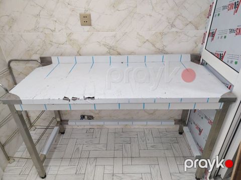 Paslanmaz metal karkaslı iş masası təqdim olunur. Masa geniş iş — nunu bva
