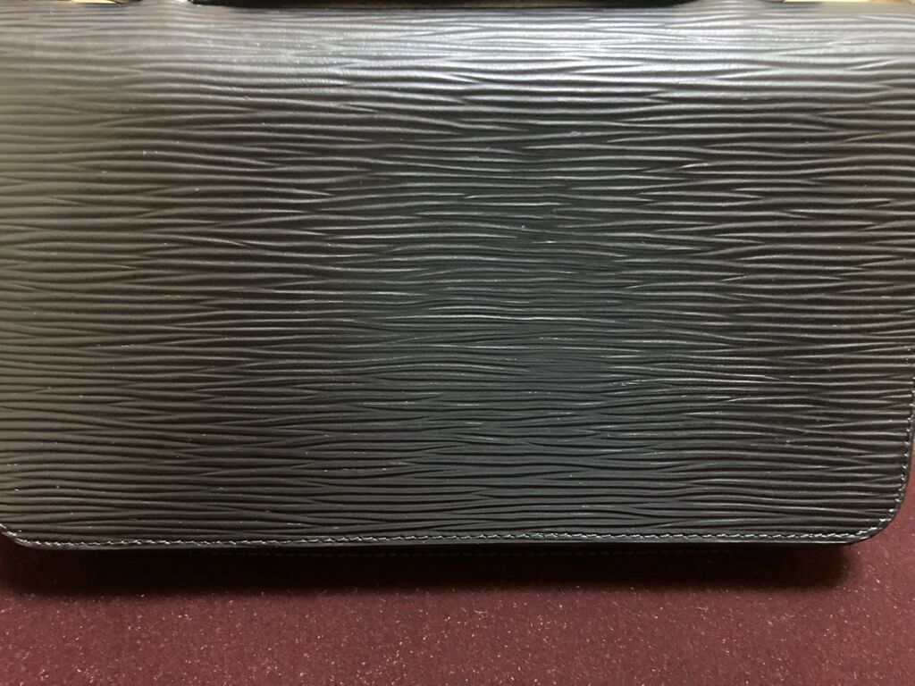 Satılır Louis Vuitton Epi model əl çantası (clutch). ✔️ Alınıb, lakin — Çantalar, Bakı