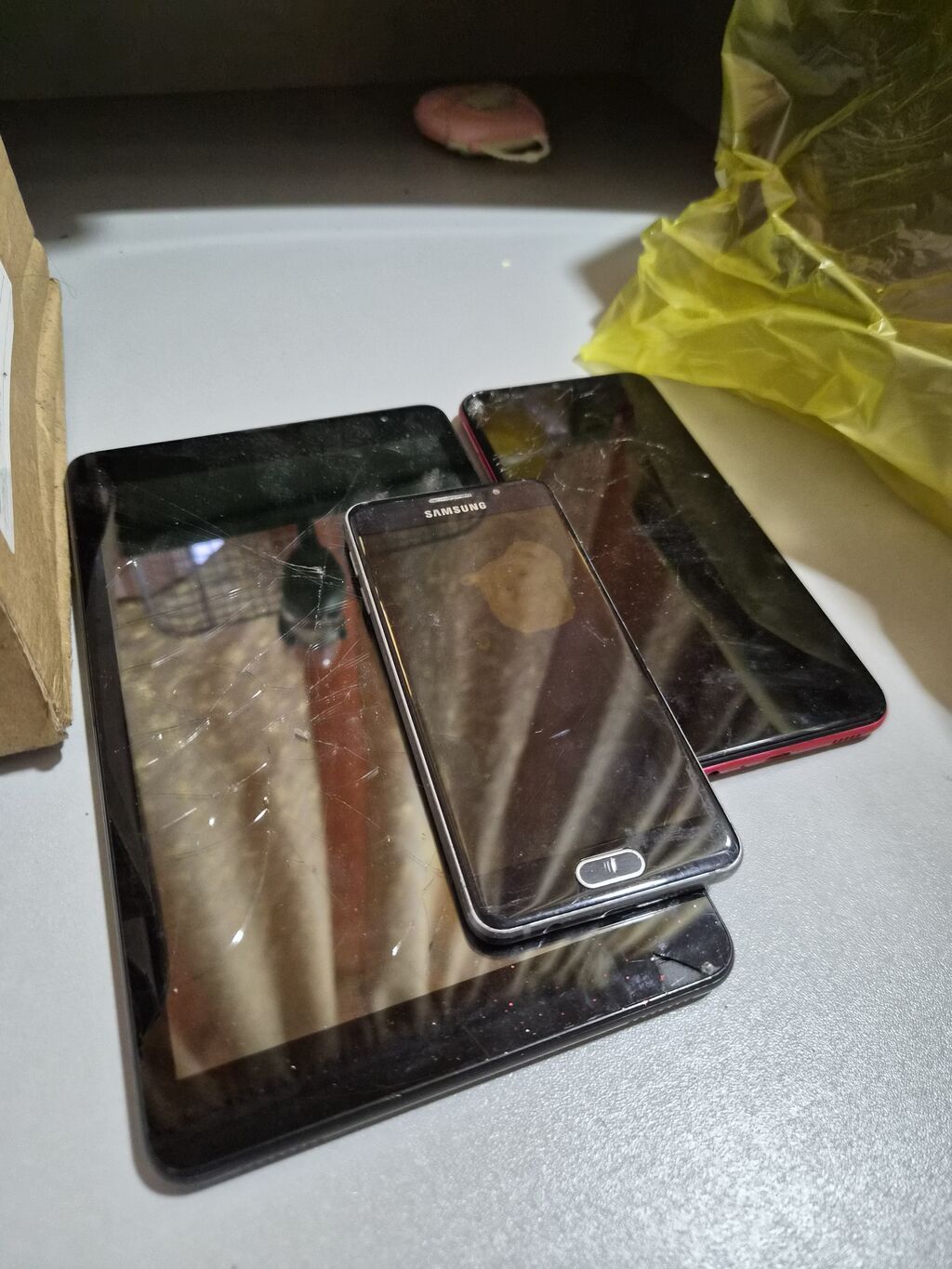 Lot: 2 planşet + 1 smartfon. 3nunde ekrani yanib islemis sadece — Digər planşetlər, Masazır (5)