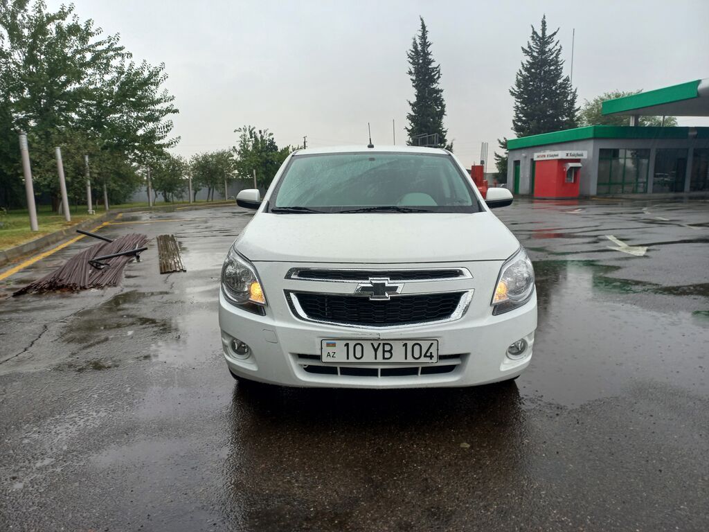 Chevrolet Cobalt, ağ rəng, sedan kuzov. Texniki xüsusiyyətlər və