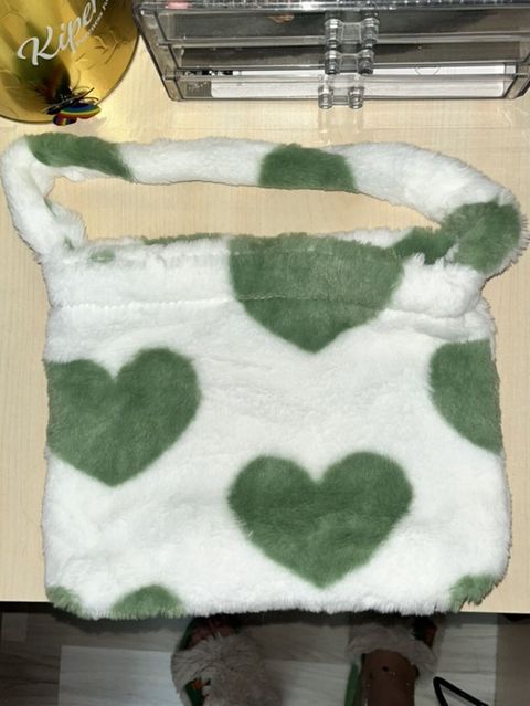 Yumşaq xəz materialdan hazırlanmış çiyin çantası. Ağ fon üzərində
