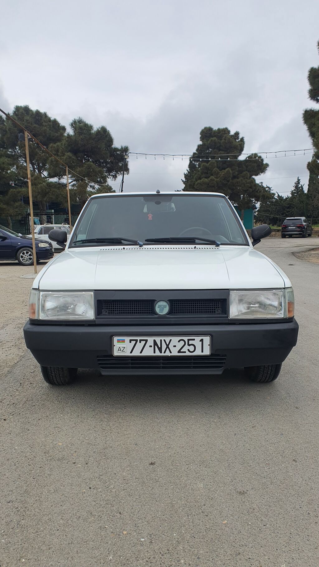 Tofaş Şahin sedan Xüsusiyyətlər: - Kuzov: 4 qapılı sedan, ağ rəng -