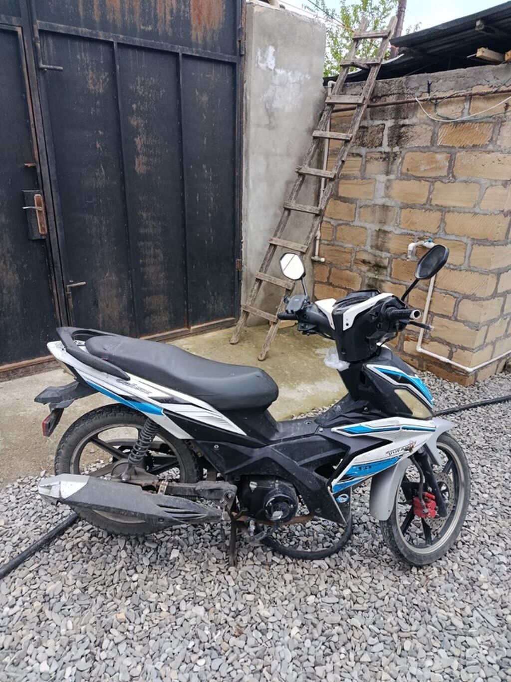 Skuter/Moped tipli motosiklet - Korpus rəngi: ağ-qara, mavi aksentlər