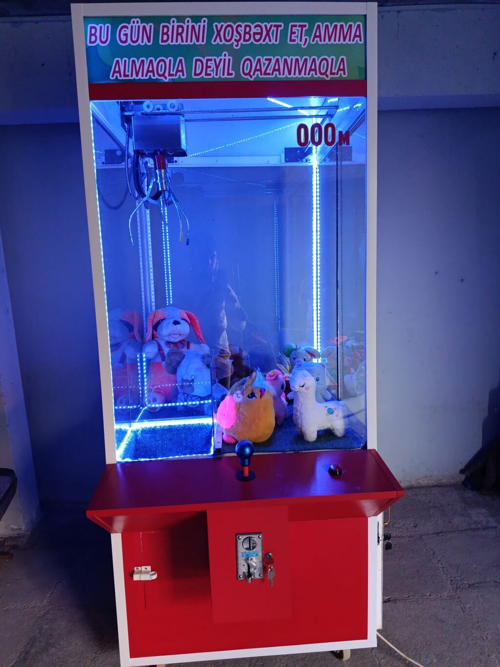 Oyuncaq tutma aparatı (claw machine) təqdim olunur. Əyləncə məkanları