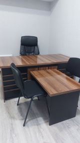Ofis mebel dəsti - L-şəkilli iş masası: Təbii qoz rəngində — Ofis mebeli