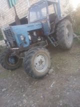 Traktor MTZ (Belarus) tipli, 4x4 tam ötürücülü. Mavi rəngli kabinli — Тракторы