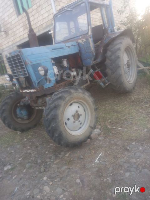 Traktor MTZ (Belarus) tipli, 4x4 tam ötürücülü. Mavi rəngli kabinli