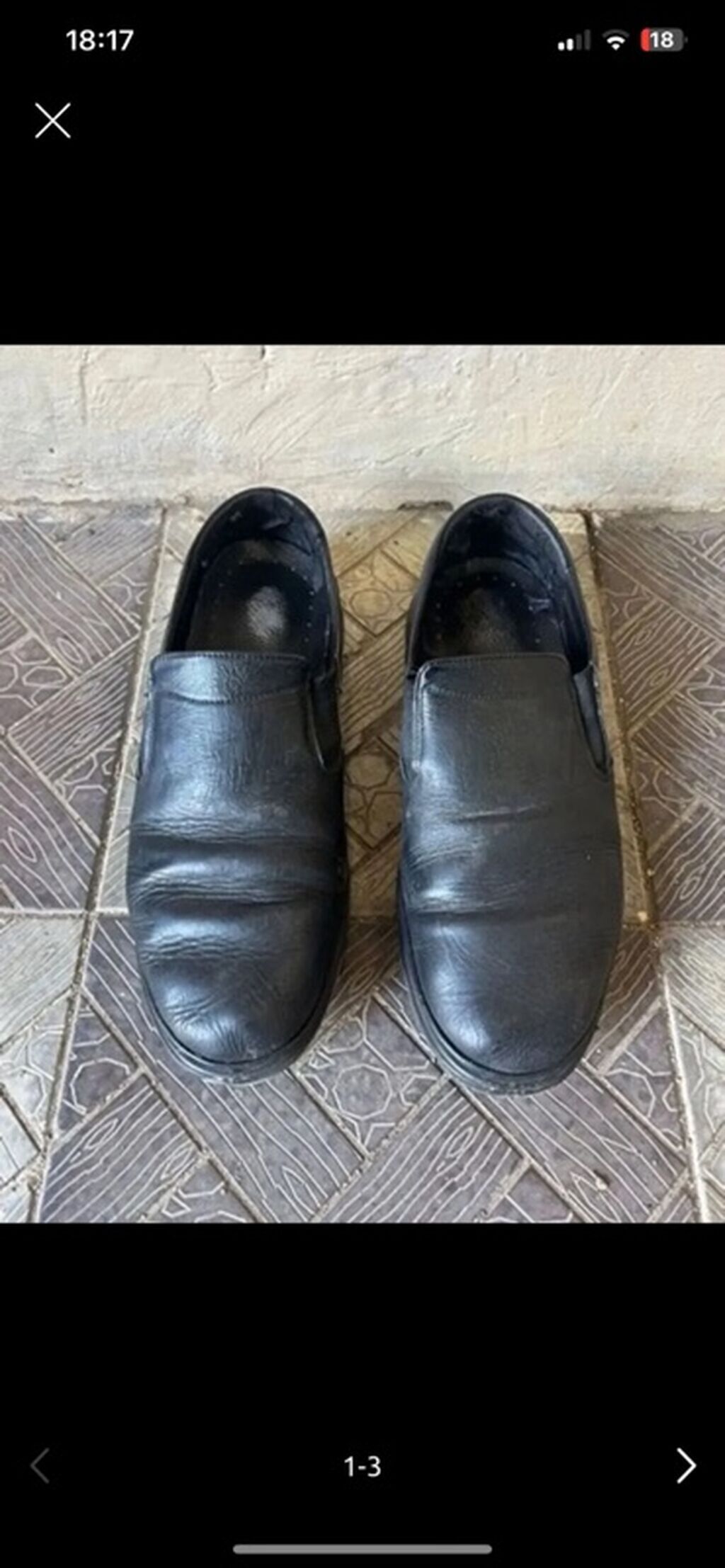Qara rəngli kişi ayaqqabısı. Klassik və sadə slip-on modeldir, bağsız