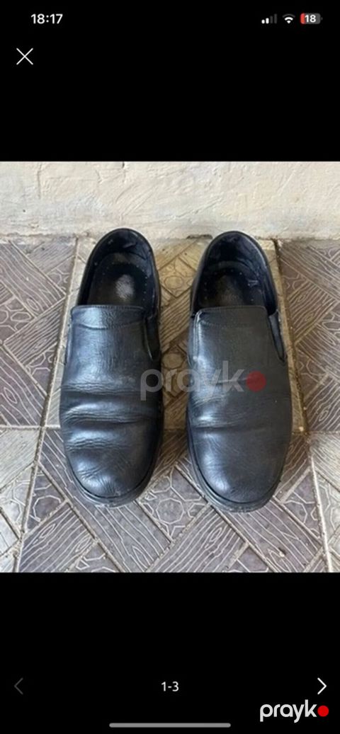Qara rəngli kişi ayaqqabısı. Klassik və sadə slip-on modeldir, bağsız