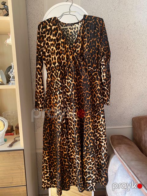 Qadın paltarları — 3 ədəd, hər biri 5 AZN (leopar, paisley, lurex)