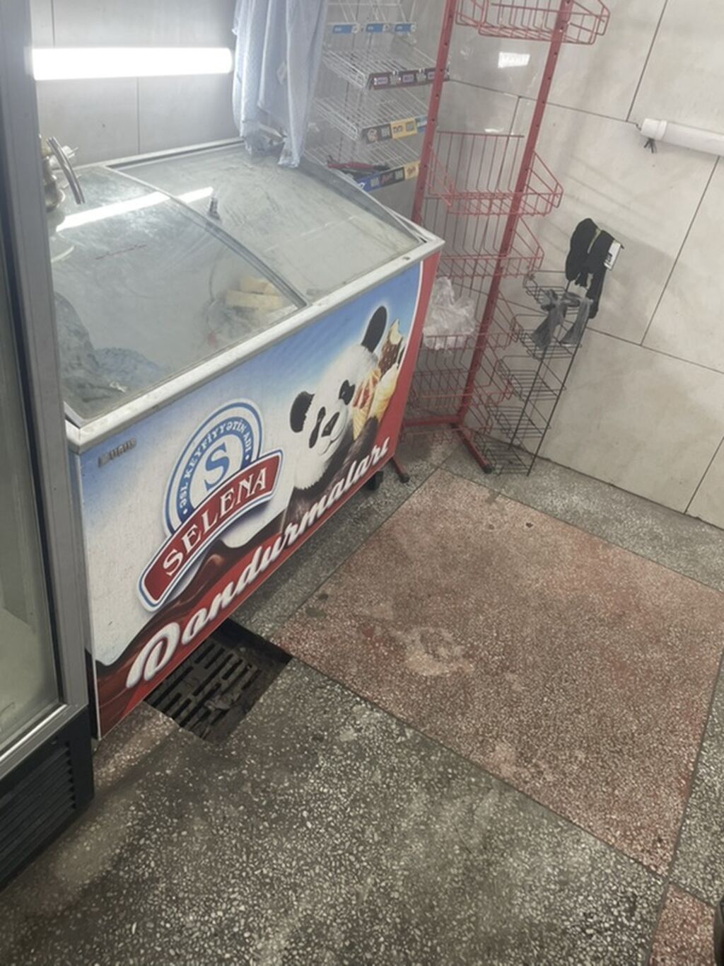 24/7 Market – ilboyu açıq mağaza xidməti - Girişdə “24/7 365” işarəsi — Mallar, Gəncə (3)