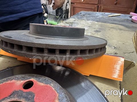 Ventilyasiyalı ön əyləc diskləri cütdü prius 30 kuzanındı yaxşı