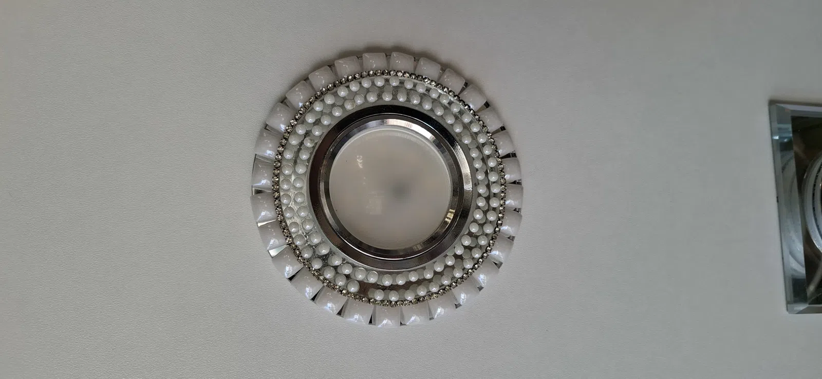 LED lampa, Ağ rəng