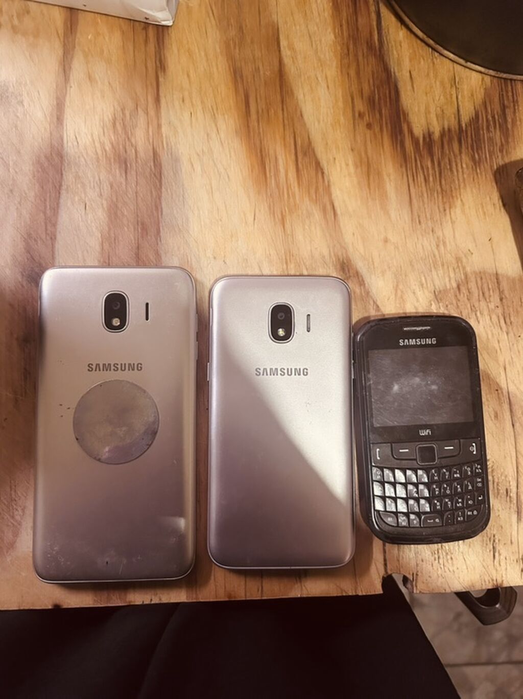 Bir neçə telefon bir yerdə: - 2 ədəd Samsung Galaxy J seriyası (ön — Elektronika, Bakı (3)