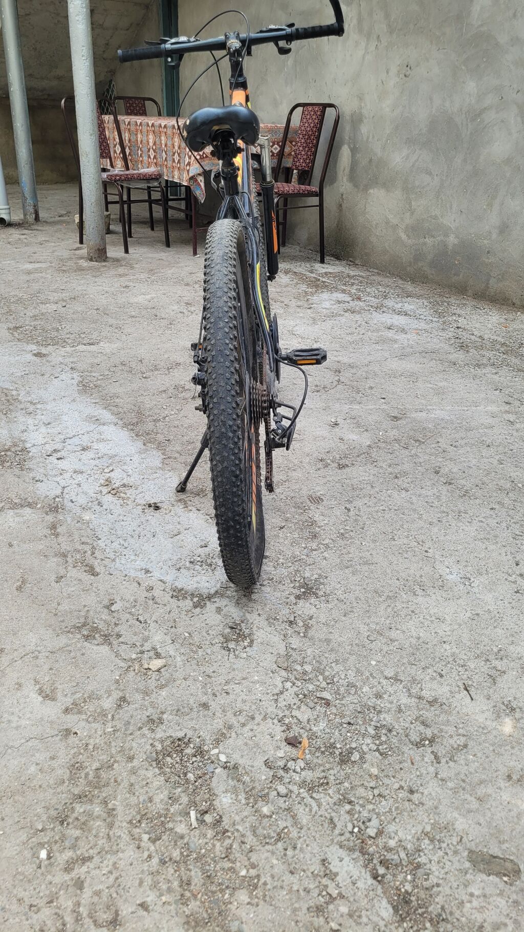 Axsport dağ velosipedi - Çərçivə: yüngül alaşımlı, qara-narıncı rəng