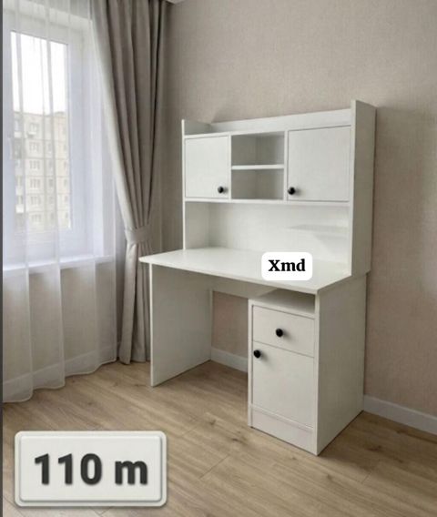 Ağ rəngli iş/stolüstü kitab rəfi olan yazı masası. - Üst hissədə 2
