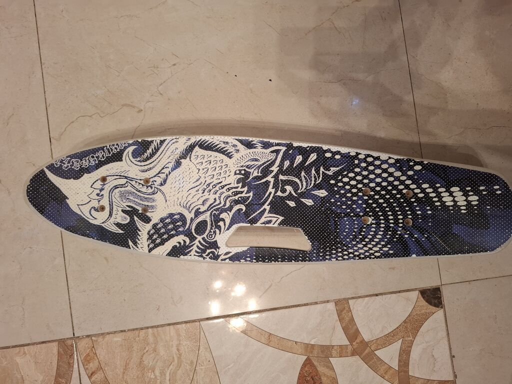 Skateboard / kruyzer lövhəsi. Kompakt ölçülü, şəhərdaxili sürüş və