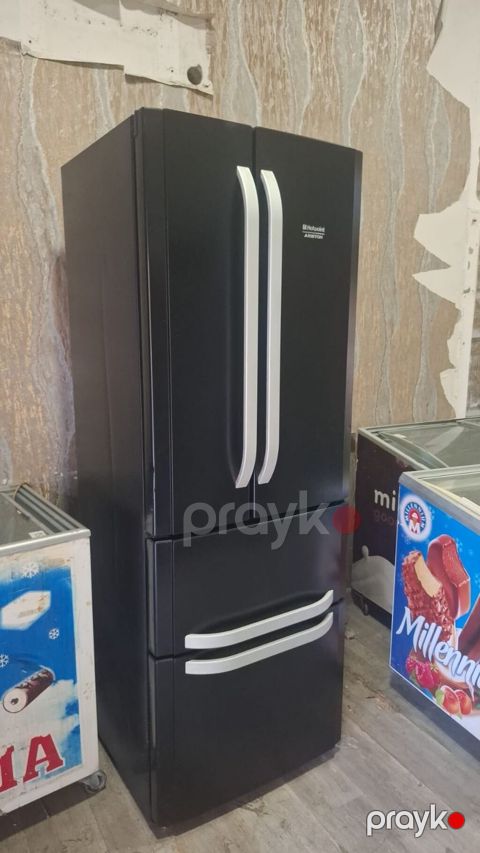 Hotpoint Ariston markalı çoxqapılı soyuducu. Qara rəngli, müasir və