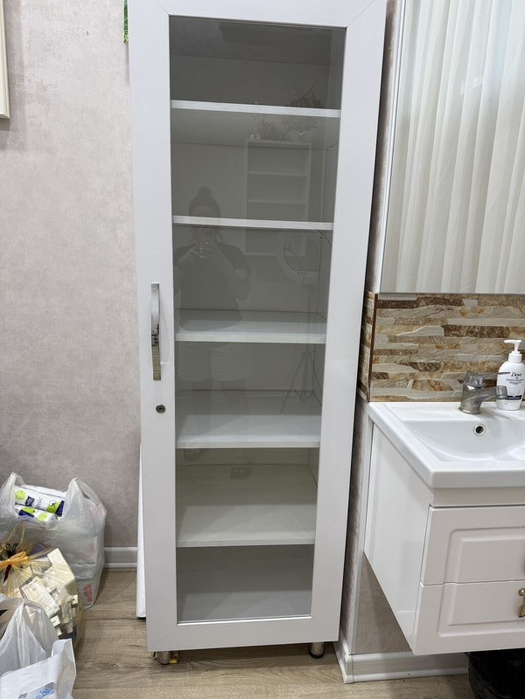 Ağ rəngli şüşə qapılı vitrin/dolab - Material: ağ korpus, ön tərəfi