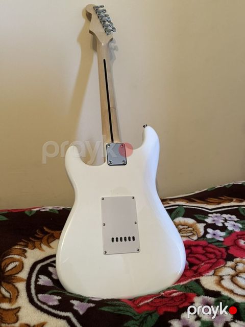 Elektrik gitara + gücləndirici dəsti - Korpus: Strat tərzində, parlaq