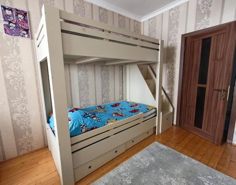 İki mertebe kravat. 220azn. matrassiz. Yaxsi veziyyetde ünvan sahil