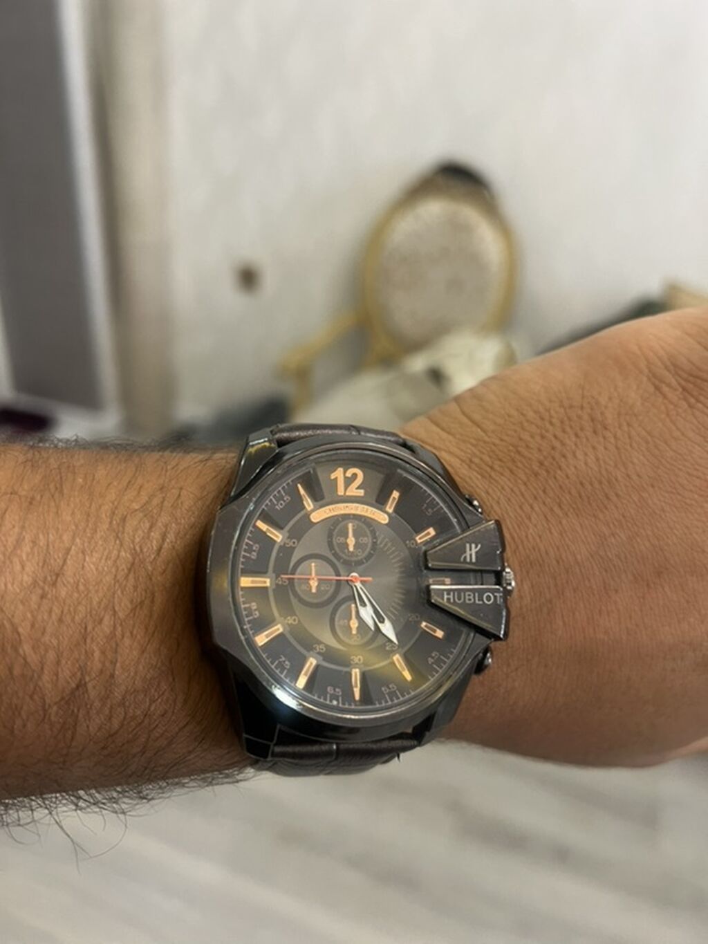 Hublot üslublu qol saatı - Korpus: qara tonlarda iri, çoxbuçaqlı