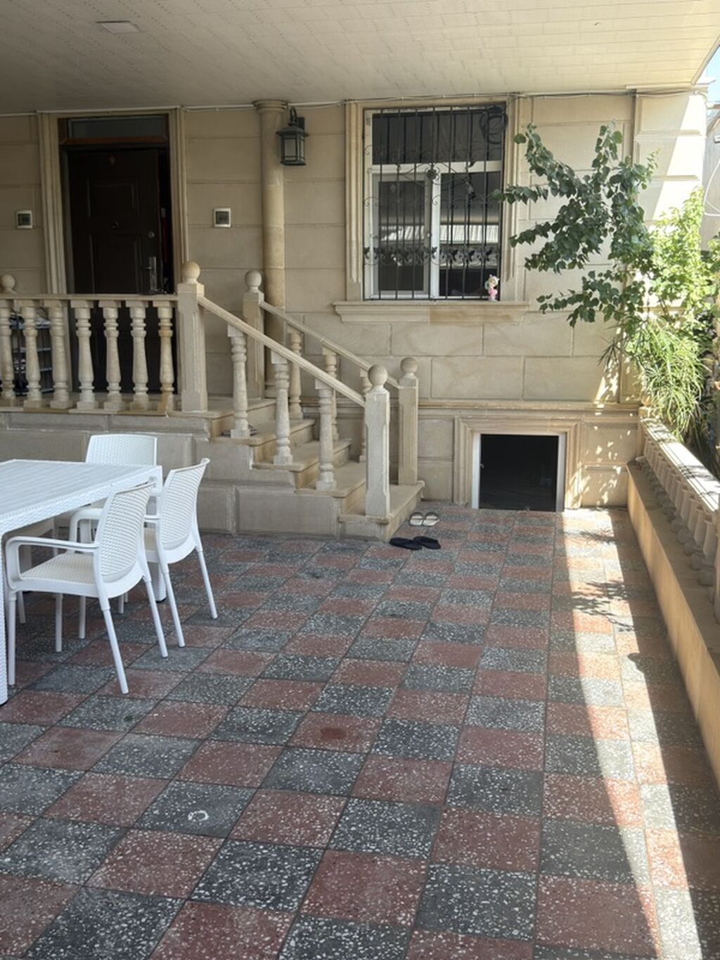 Həyətyanı örtülü eyvan/teras məkanı - Geniş, dam örtüklü həyət — Mebel, Digah (2)