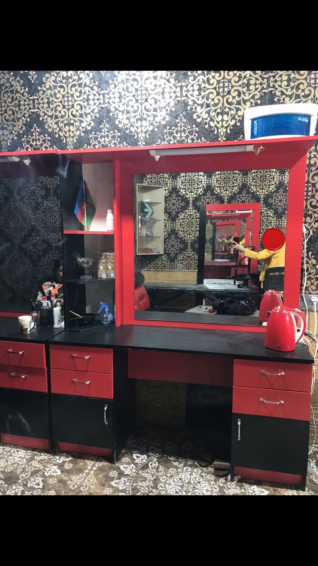 Salon üçün qırmızı‑qara iş masası və güzgülü stend - Peşəkar