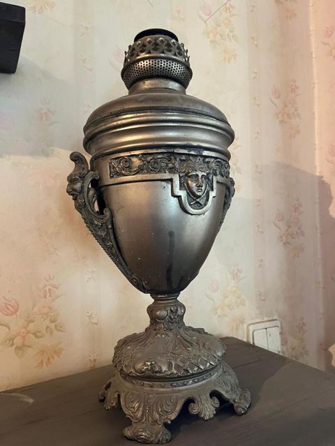 Bir vaza, Metal