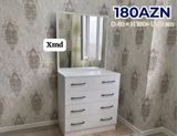 Ağ rəngli mərmər effekti detalları ilə sadə dizaynlı tualet — Mebel