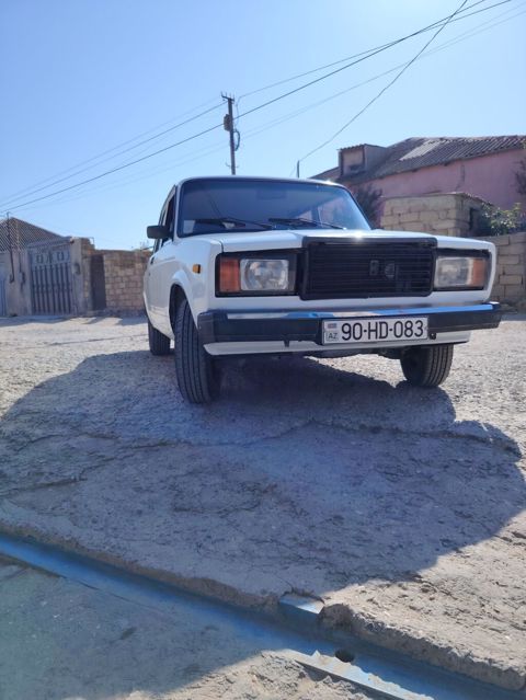 VAZ 2107 sedan – ağ rəng, 4 qapı. Texniki və xarici xüsusiyyətlər: -