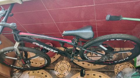Velosiped Disqinde qırıq var arqonla doldurmaq lazımdı 2 kameri yoxdu