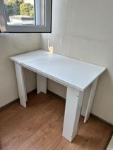 Ağ rəngli kompakt masa - Minimalist dizayn, düz səthli — Bağ mebeli